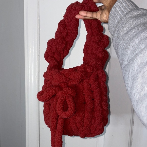 Elegant Red Knitted Handbag - Picture 3 of 4